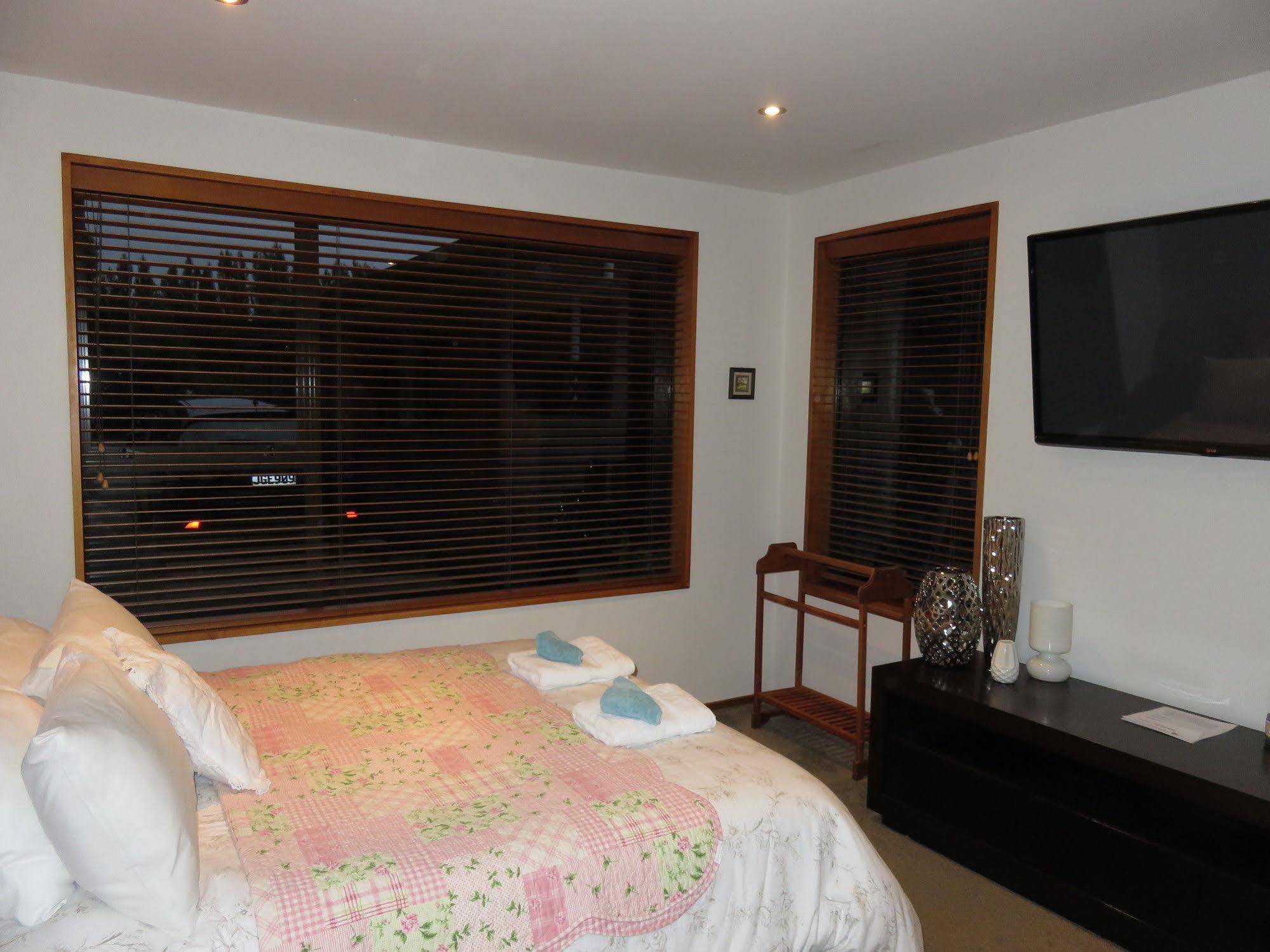 Maples On Harewood Bed & Breakfast Christchurch Exterior photo